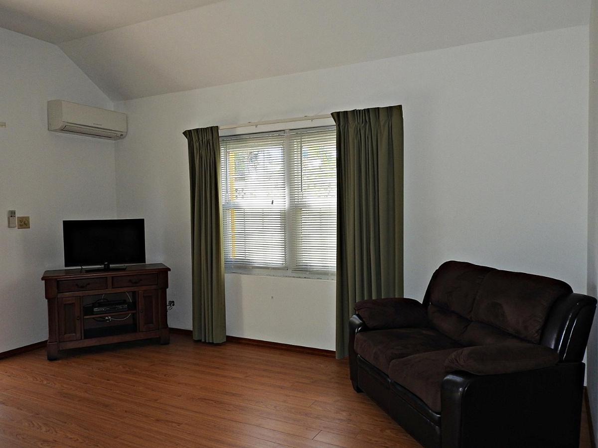 Windsong Guest Apartments Pembroke Exterior foto